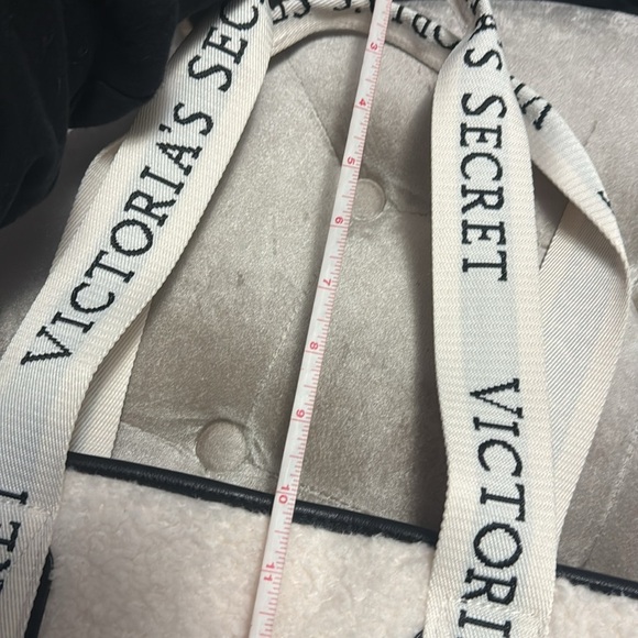 Victoria’s Secret overnight bag with Sherpa fur and black faux leather, new - Picture 10 of 10